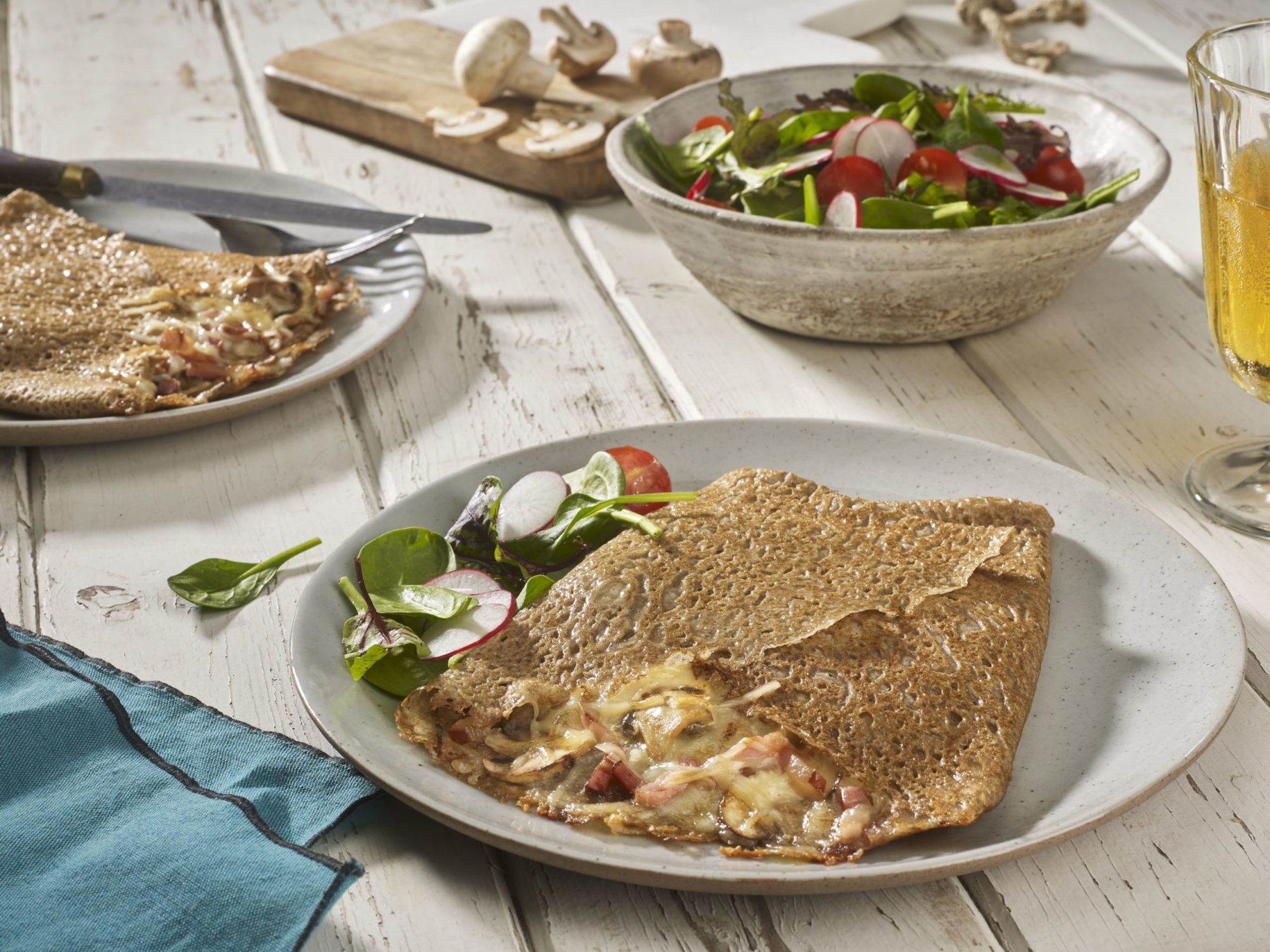 Galette de blé noir aux lardons, champignons et crème de fromage
