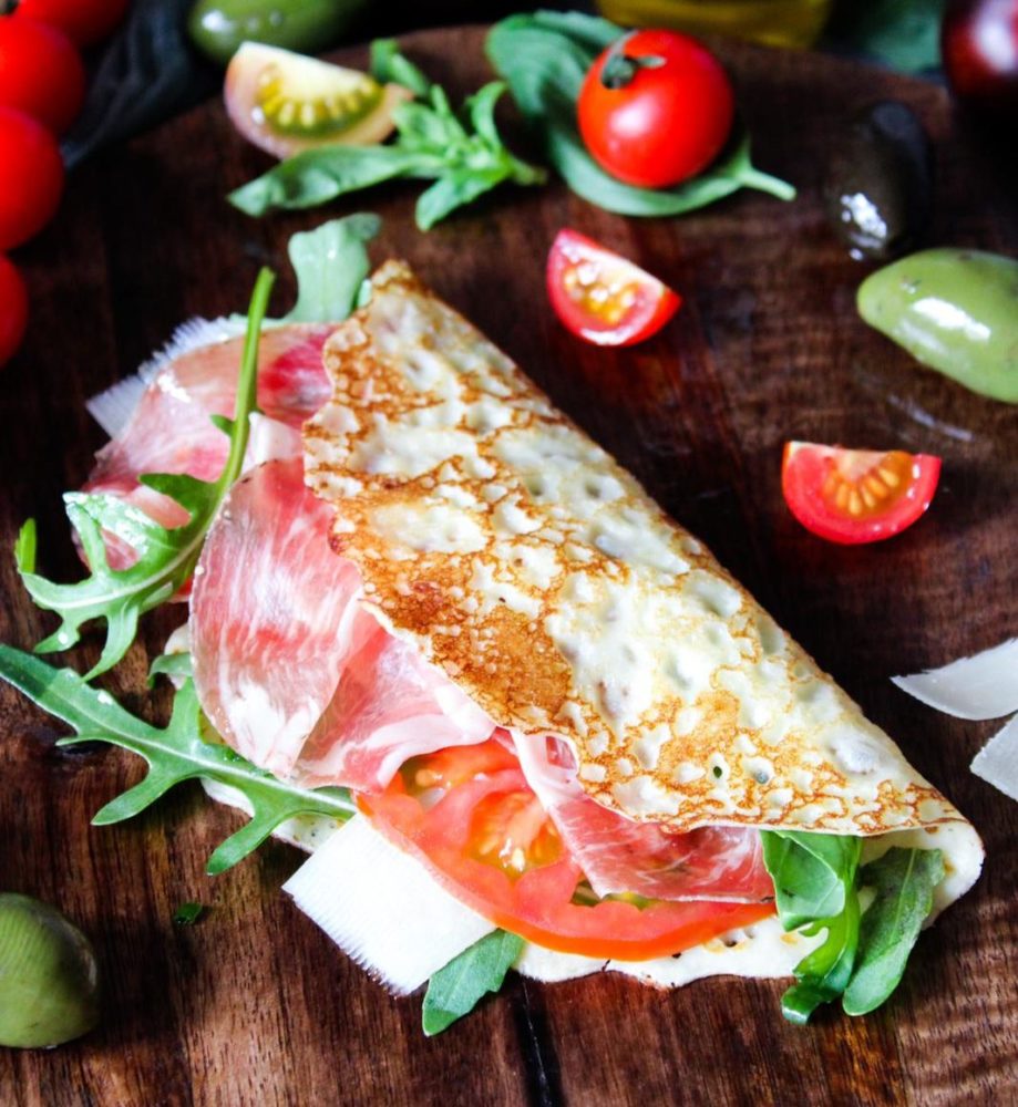 Crêpes moelleuses à la mortadelle, tomate, roquette et parmesan