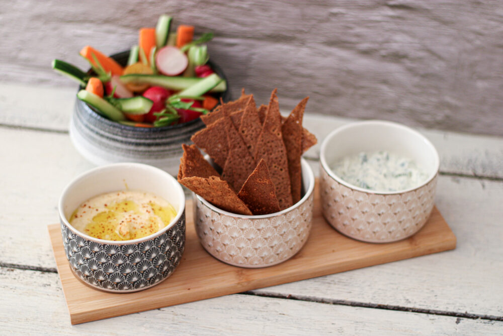 Chips de blé noir dans un bol avec sauce et légumes